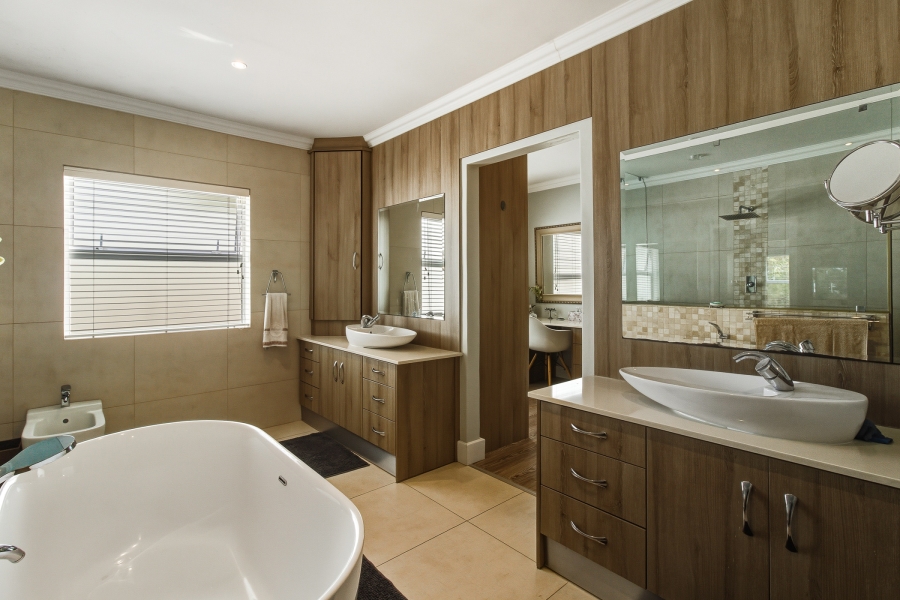 4 Bedroom Property for Sale in Croydon Vineyard Estate Western Cape